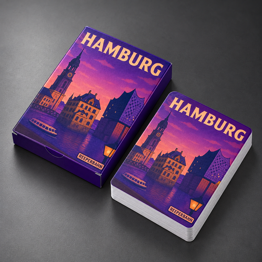 Hamburg-Spielkarten und Verpackung in Dreiviertelansicht auf graphitgrauem Hintergrund