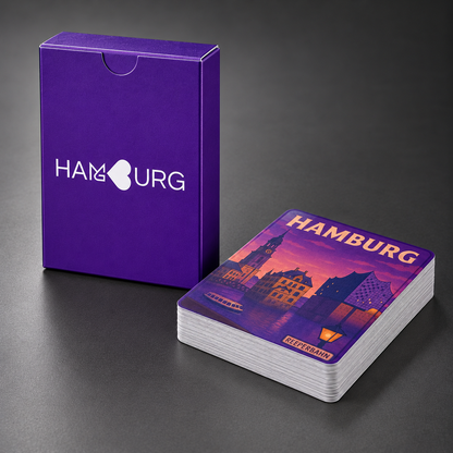 Rückseite der violetten Hamburg-Verpackung neben dem Kartenstapel