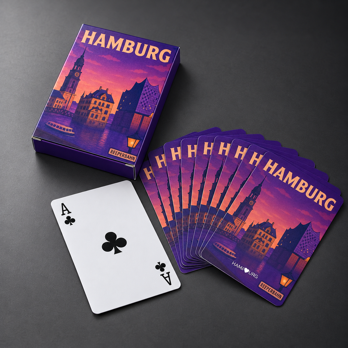 Hamburg-Spielkarten als Fächer mit Verpackung und Kreuz-Ass