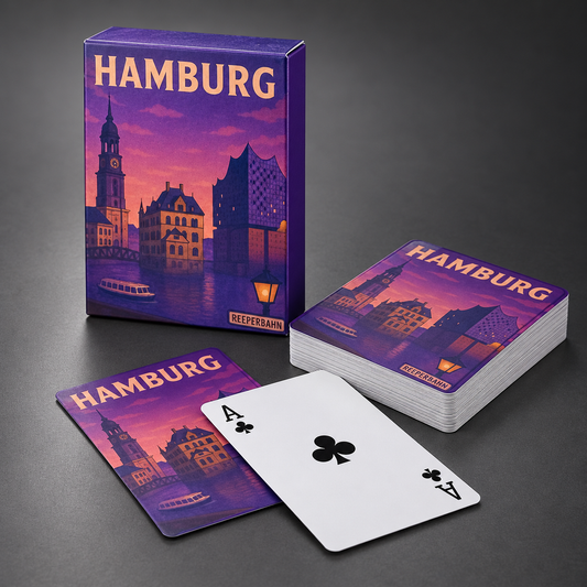 Hamburg-Spielkarten mit Verpackung, Kartenstapel und Kreuz-Ass auf graphitgrauem Hintergrund