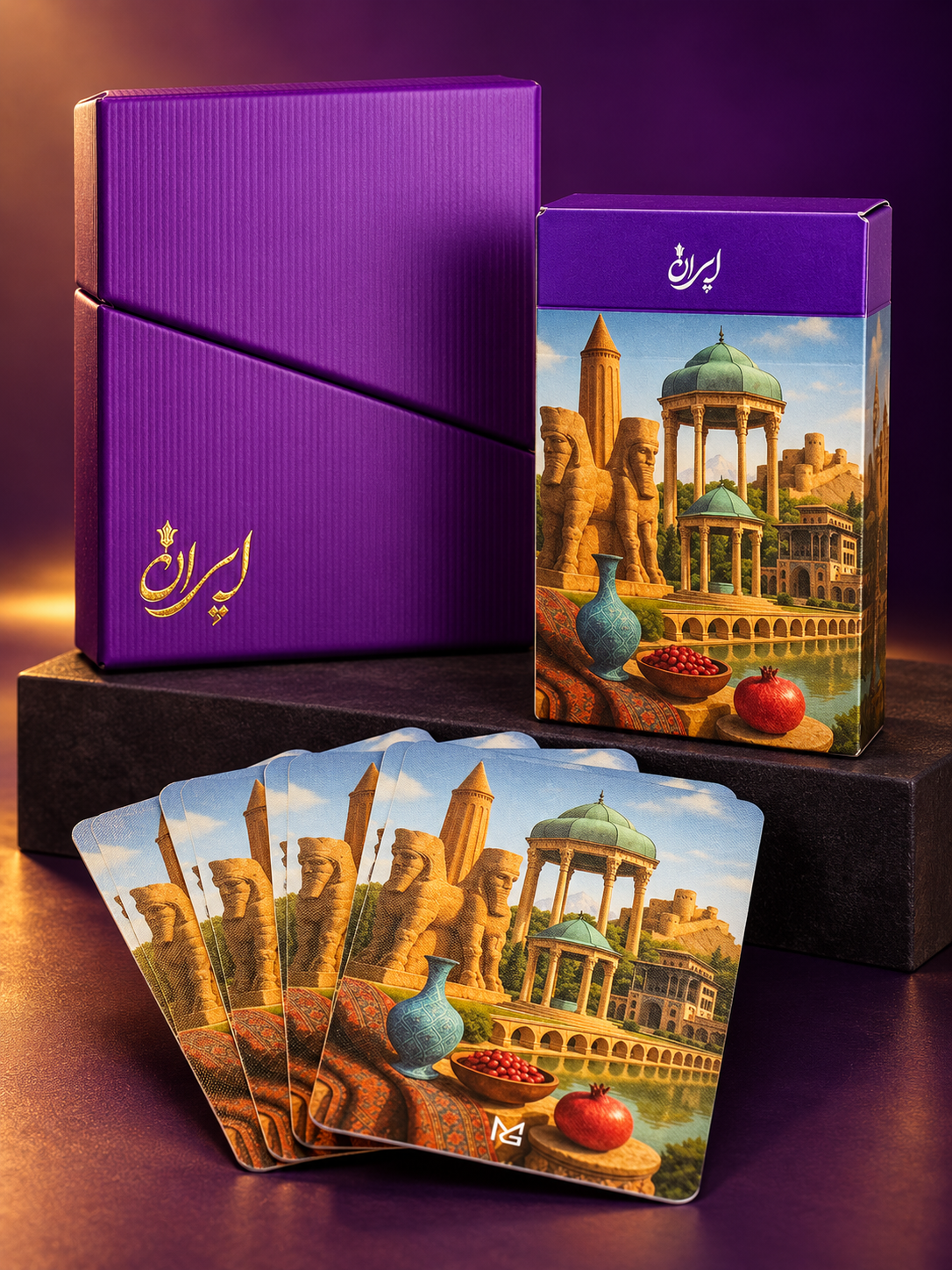 Iranische Spielkarten mit violetter Geschenkbox und Kulturmotiven auf einer dunklen Studiobühne