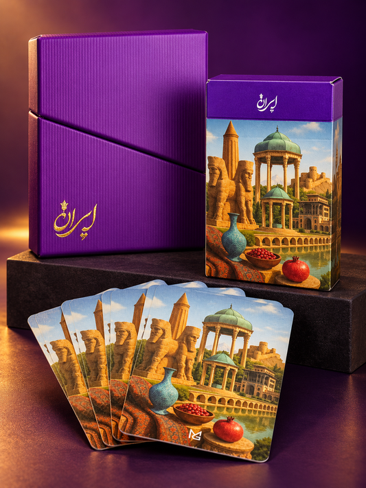 Iranische Spielkarten mit violetter Geschenkbox und Kulturmotiven auf einer dunklen Studiobühne
