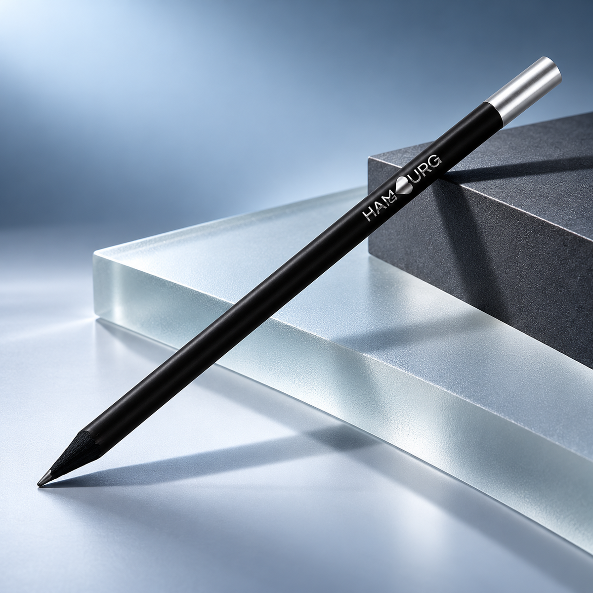 HAMBURG Bleistift in Schwarz mit silberner Kappe auf Glas und Graphit