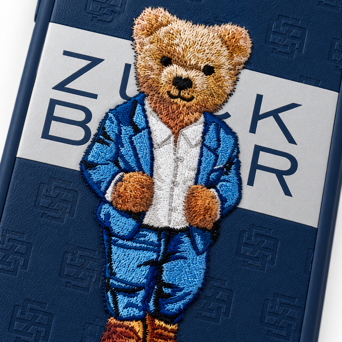 ZB Paris Gentleman iPhone-Hülle – gesticktes Bärenmotiv – Detailansicht