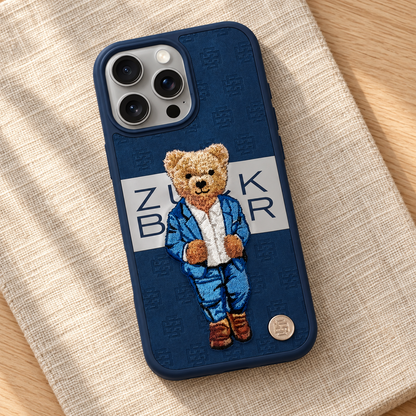 ZB Paris Gentleman iPhone-Hülle – gesticktes Bärenmotiv – Ansicht im Alltag