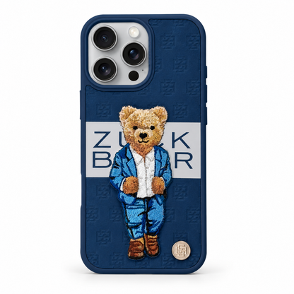 ZB Paris Gentleman iPhone-Hülle – gesticktes Bärenmotiv – Studioansicht